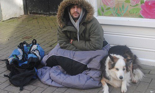 Matthew Brinton (35 tuổi) vốn là một anh chàng hành nghề ăn xin lâu năm trên con phố Bank Street (Cornwall, Anh).