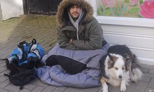 Matthew Brinton (35 tuổi) vốn là một anh chàng hành nghề ăn xin lâu năm trên con phố Bank Street (Cornwall, Anh).