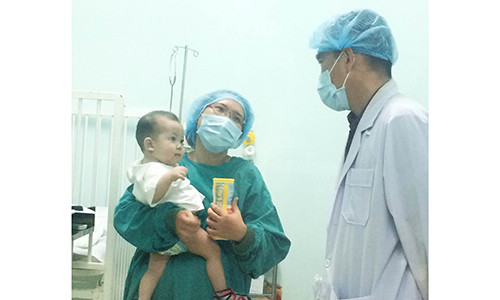 Benh nhi thoat cua tu nho ghep gan