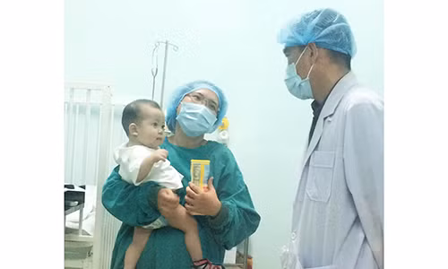 Bệnh nhi thoát cửa tử nhờ ghép gan Benh nhi thoat cua tu nho ghep gan