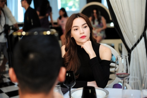 Mới đây, xuất hiện trong một sự kiện cùng với những ngôi sao nổi tiếng như NTK Adrian Anh Tuấn, nhạc sĩ Lưu Thiên Hương, Quán quân Next Top Model Quang Hùng... Hà Hồ vẫn coi như không có chuyện gì xảy ra.