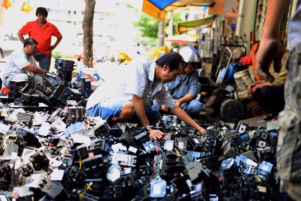 Nhiều người tìm trong đống đồ cũ những món hợp với mình.