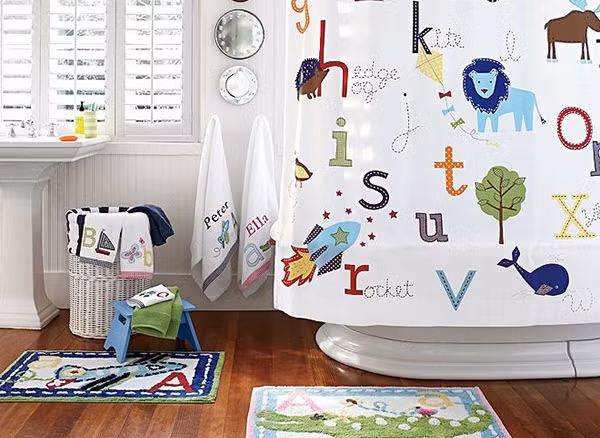 Căn phòng rực rỡ sắc màu với bảng chữ cái ABC ngộ nghĩnh cho bé những giây phút thoải mái mà vẫn rất bổ ích cho riêng mình.
