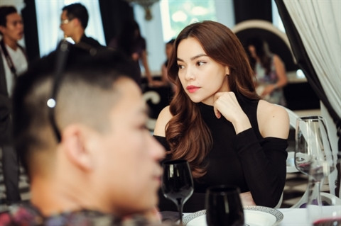 Thế nhưng, dường như đã quá thỏa mãn với những gì có được, Hồ Ngọc Hà vẫn coi nhẹ nỗi buồn lần này như không có gì xảy ra và cô dần từng bước phủ sóng lại hình ảnh trong làng giải trí.