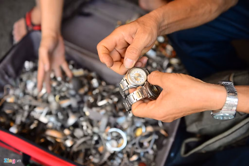 Đồng hồ cũ ở đây giá chỉ khoảng 100.000 đồng/chiếc.