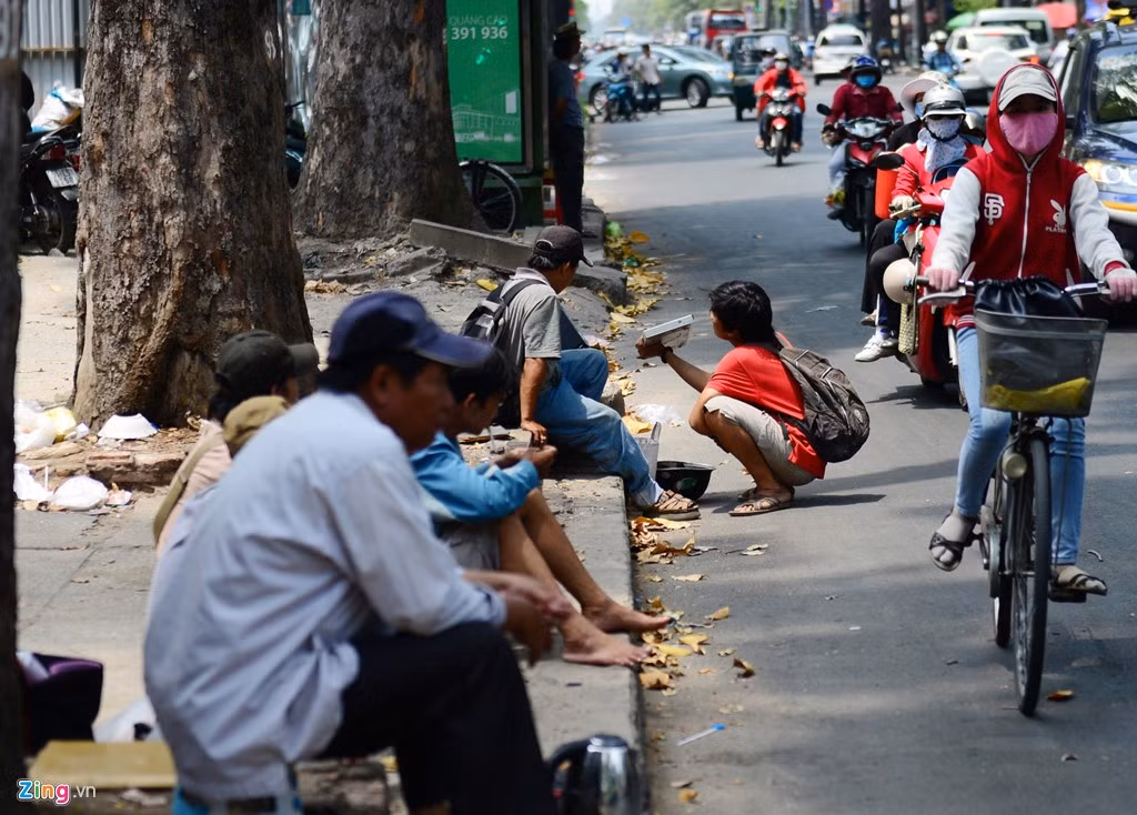 Một người đàn ông ngồi ở lòng đường hỏi mua ampli cũ trên đường Lý Thường Kiệt, quận 11.