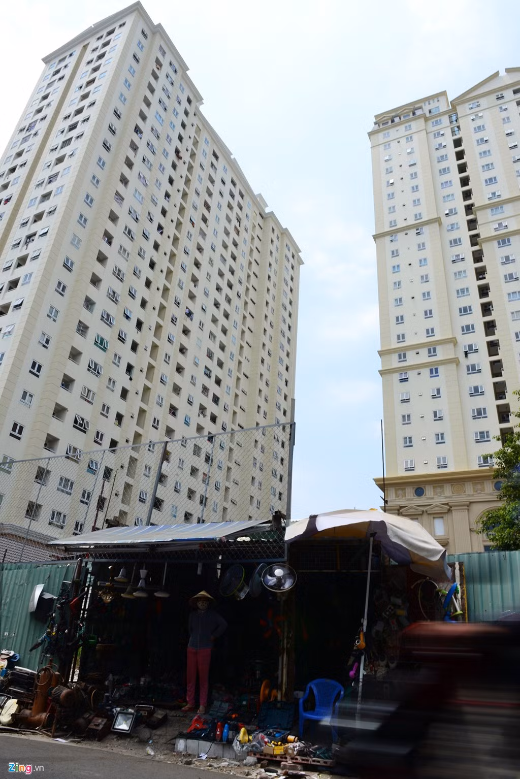 Khu chợ đồ cũ nằm lọt thỏm dưới những chung cư cao tầng ở quận 11, TP HCM.