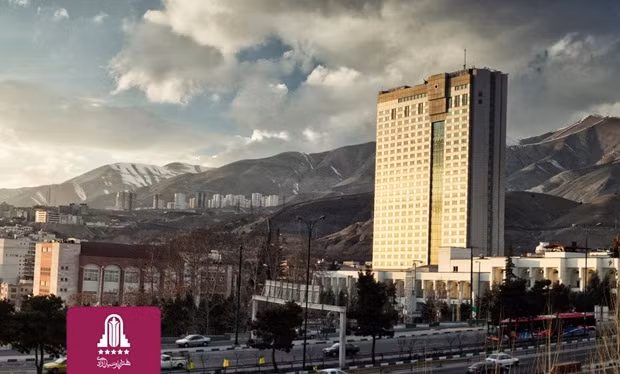 Sau nhiều giờ hành quân, cuối cùng toàn đội Việt Nam đã đến được nơi đóng quân là khách sạn quốc tế 5 sao Parsian. Địa điểm này nằm cách SVĐ 30 phút đi ô tô.