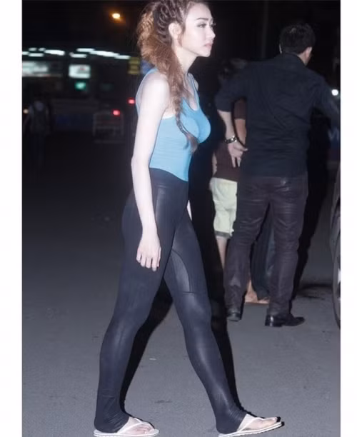 Ngân Khánh diện bộ trang phục vô cùng gợi cảm nhưng lại đi một đôi tông màu xanh để tiện việc di chuyển.