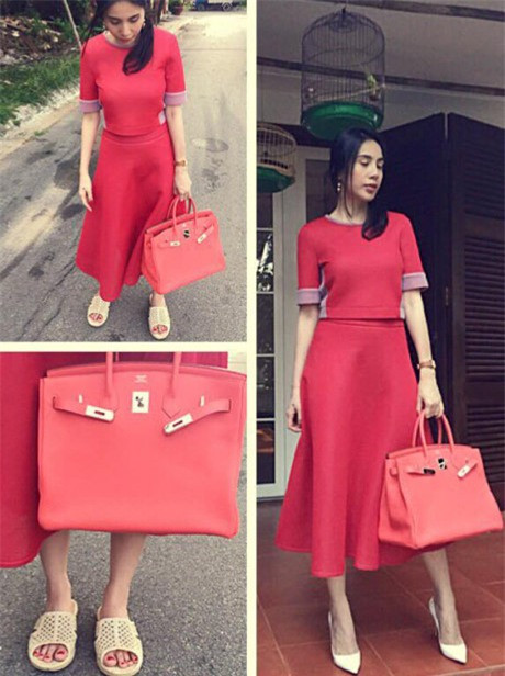 Thủy Tiên cũng chuẩn bị sẵn một đôi dép lê cho những bức ảnh chụp ngang thân.