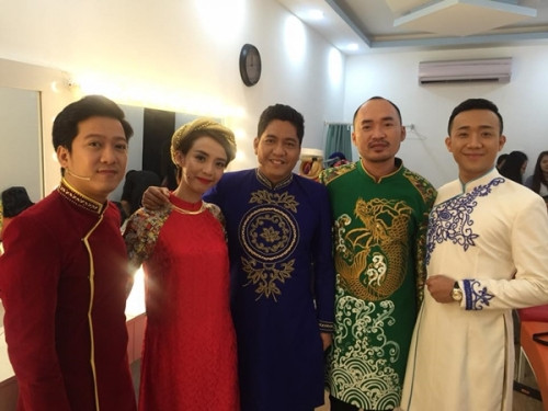 Trong mỗi bộ ảnh gửi đến truyền thông, sao Việt thường khiến nhiều người phải chú ý và ngưỡng một bởi vẻ ngoài đẳng cấp, sang trọng, chỉn chu. Tuy nhiên, hậu trường của những bức ảnh ấy lại khiến nhiều người phải “té ghế” bởi sự kết hợp trang phục chẳng liên quan gì đến nhau.