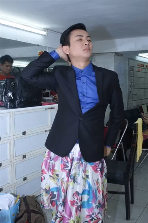 Hoài Lâm bên trên vest đen chỉn chu, bên dưới anh chàng lại diện một chiếc váy.