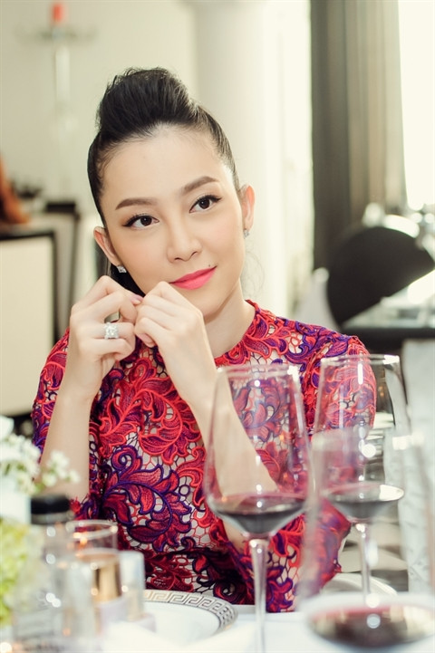 Cũng giống như Hà Hồ, Linh Nga cũng bị tố là người thứ ba thời gian trước khi xen vào tình cảm của một nữ MC xinh đẹp, tại thời điểm đó, scandal này thực sự chấn động bởi hình ảnh ngoan hiền vốn được xây dựng trước đó của cô.