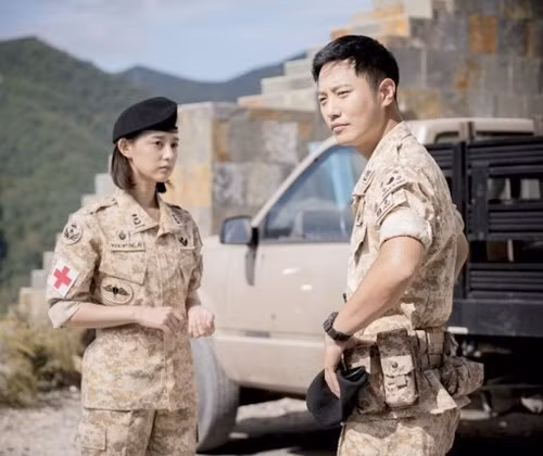 Cặp đôi phụ trong phim cũng được hâm mộ không kém.