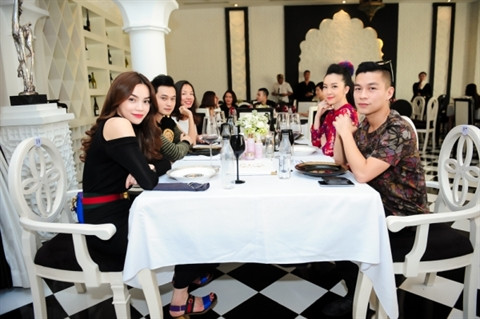 Trùng hợp xuất hiện tại một sự kiện, hai "người thứ 3" còn ngồi chung một bàn.