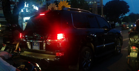 Xe Lexus khi gắn biển xe công lưu thông ở TP Cần Thơ - ảnh CTV QK