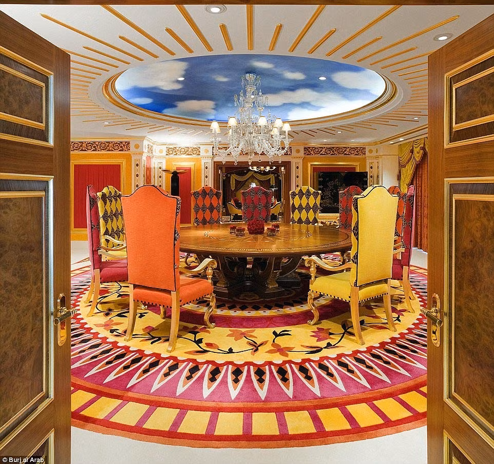 Chỉ những người giàu có mới có thể ở đây (giá phòng mùa thấp điểm ở đây bắt đầu từ 1.200 USD một đêm), nhưng khách sạn thu hút nhiều người theo dõi nhờ sự xa xỉ đến khó tin.