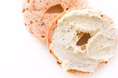 1. Bánh mì bơ sữa Một bữa sáng sẽ vượt quá lượng calo cho phép nếu bạn ăn bánh mì với ngập kem bơ và pho mát béo. Nếu thích ăn bánh mỳ, bạn nên cắt giảm lượng calo bằng cách thay thế phần pho mát béo bằng các loại bơ hạt tự nhiên như bơ đậu phộng, hạnh nhân, đậu nành,… Yên tâm rằng các loại bơ này cũng rất thơm ngon và giàu chất dinh dưỡng.