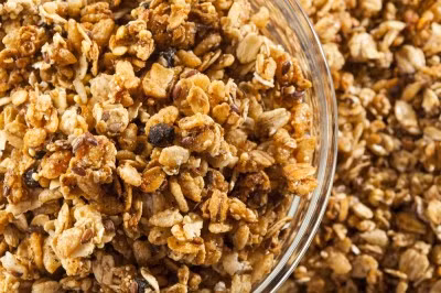 5. Bánh Granola làm từ yến mạch Món bánh là sự kết hợp của mật ong, đường nâu, yến mạch, trái cây sấy khô, tưởng chừng như là một bữa sáng tuyệt vời. Tiếc rằng, món bánh này khi mua sẵn chứa quá nhiều chất béo và hàm lượng calo cao. Vẫn là những nguyên liệu đó, nếu bạn tự làm ở nhà bằng ngũ cốc nguyên hạt, thêm các gia vị và đường tự nhiên từ mật ong sẽ khiến bữa sáng đầy đủ chất mà không quá nhiều calo.