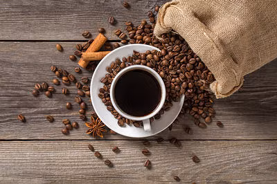 10. Cà phê Đối với nhiều người, một ly cà phê buổi sáng giúp thúc đẩy tâm trạng và vận hành chức năng hoạt động của não nhanh nhạy hơn. Tuy nhiên, đây là loại thực phẩm cần tránh cho bữa ăn khởi đầu ngày mới. Một nghiên cứu năm 1999, được công bố trong tạp chí Physiology &amp; Behavior cho rằng, ăn sáng bằng cà phê khiến lượng caffeine làm tăng huyết áp và nhịp tim. Ngoài ra, nhiều nguyên liệu bổ sung như bột kem, sữa, đường khiến lượng đường vượt mức cho phép. Thay thế cà phê bằng trà xanh sẽ khiến sức khỏe của bạn được cải thiện hơn nhiều.