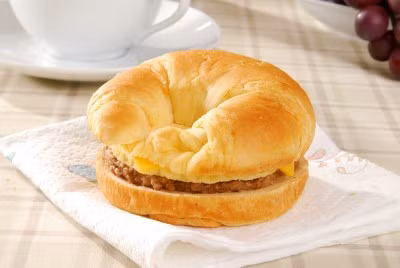 7. Sandwich Đừng bị đánh lừa khi các nhà sản xuất thường bổ sung 1 chút rau trong chiếc sandwich ngập trong trứng, thịt, phomai, bánh mì nướng,… Thậm chí, thịt xông khói, xúc xích cũng có mặt trong phần nhân khiến chúng ta bị thừa năng lượng một cách trầm trọng. Một chiếc sandwich tự làm ở nhà với trứng luộc thái lát, cà chua, thịt gà nạc, rau xà lách, không cần thêm bơ sẽ tốt cho sức khỏe hơn nhiều.