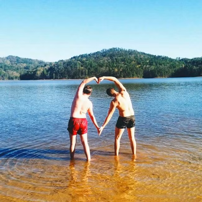 Chúng tôi cũng biết tạo "trái tim" để chụp ảnh nhé.