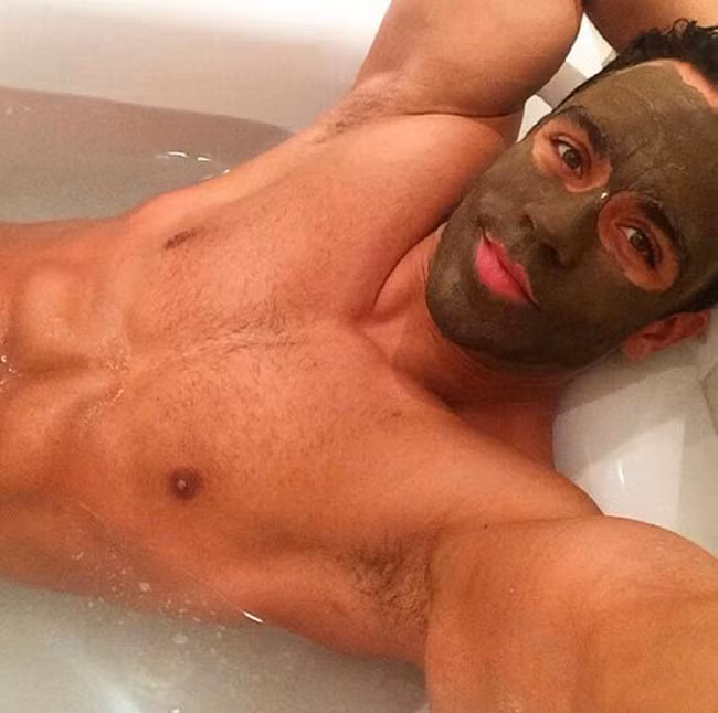 Đắp mặt nạ phải chụp ảnh lại khoe cho chị em "thèm".