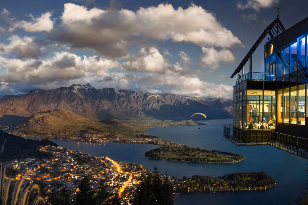 Nhà hàng Skyline ở Queenstown, New Zealand Queenstown là một trung tâm du lịch mạo hiểm thu hút hàng triệu người đến thăm, các môn thể thao như nhảy từ trên cao hay rất nhiều môn mạo hiểm khác luôn thu hút du khách. Tại một trong những điểm nhảy từ trên cao, một nhà hàng được thiết kết nằm lơ lững trên không trung mang đến cho bạn một khung cảnh tuyệt đẹp với bầu trởi đêm ngắm toàn thành phố.