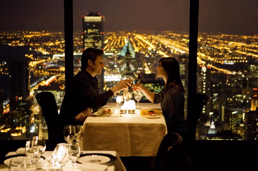 The Signature Room tại lầu 95 ở Chicago Nhìn thành phố Chicago vào buổi tối từ từ trên cao là một giấc mơ của bất kỳ du khách nào. Nhà hàng trên tầng 95 của Trung tâm John Hancock sẽ mang đến cho thực khác một góc nhìn tuyệt đẹp của thành phố và hồ Michigan.