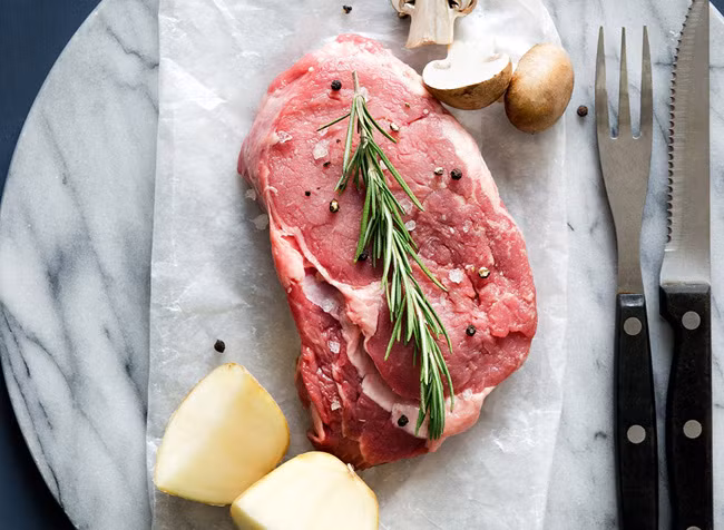 16. Nếu bạn đang gặp các vấn đề về sức khỏe, đặc biệt là chuyện “chăn gối”, chứng tỏ cơ thể đang bị thiếu sắt trong máu. Thịt bò là loại thực phẩm hoàn hảo để bổ sung vào lúc này giúp cung cấp cho cơ thể axit béo omega-3, liên hợp axit linoleic (CLA), một axit béo đã được chứng minh là gây chống ung thư, antiobese, và các đặc tính chống tăng huyết áp. Nó cũng chứa hàm lượng lớn vitamin E, đóng vai trò như một chất chống oxy hóa mạnh mẽ khi đối mặt với các gốc tự do.