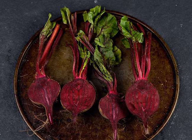 12. Không chỉ là nguồn cung cấp nhiều chất phytochemical, củ cải đường còn chứa hàm lượng lớn betalain, chất chống oxy hóa mạnh, có khả năng chống viêm và ngăn ngừa ung thư. Chất betalain giúp chống viêm hiệu quả, hỗ trợ trao đổi chất, hảnh hưởng tích cực đến cơ chế kháng insulin, thúc đẩy tâm trạng phấn chấn hơn.