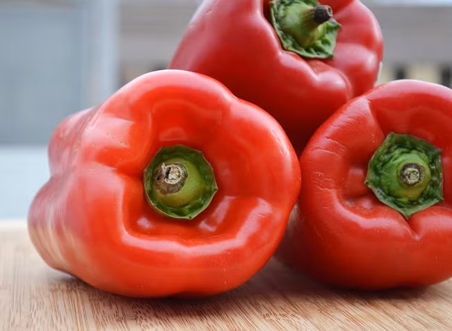 13. Ớt chuông là loại thực phẩm cung cấp lớn nhất tamin C, chất dinh dưỡng “vàng” dành cho da và khả năng miễn dịch ở phụ nữ. Một nghiên cứu được thực hiện ở Anh đã chỉ ra rằng, ăn nhiều thực phẩm giàu vitamin C giúp làm chậm quá trình lão hóa, khô da và hạn chế nếp nhăn hiệu quả. Tuy chưa có nghiên cứu nào chỉ ra rằng tăng cường vitamin C giúp chữa khỏi cảm cúm và các bệnh thông thường, nhưng chúng giúp bạn hồi phục nhanh hơn.