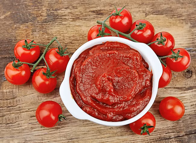 8. Theo các nhà nghiên cứu, cà chua có có hàm lượng cao chất chống oxy hóa lycopene, giúp bảo vệ AND khỏi các tổn thương ở ngực, nội mạc tử cung, dạ dày… Vì vậy, tăng cường bổ sung cà chua trong khẩu phần ăn là điều vô cùng tuyệt vời cho sức khỏe của phụ nữ và cả gia đình.