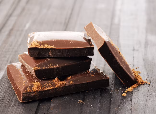 2. Một nghiên cứu được đăng tải trên tạp chí Heart Failure Circulation, thực hiện trong suốt 9 năm, phụ nữ ăn 1-2 khẩu phần socola đen mỗi ngày sẽ giảm nguy cơ mắc bệnh tim mạch đến 32%. Các nhà khoa học đã chỉ ra thuộc tính có lợi cho sức khỏe phụ nữ của ca cao là có nồng độ cao chất polyphenol và flavanol, hợp chất chống viêm, giúp bảo vệ tim.