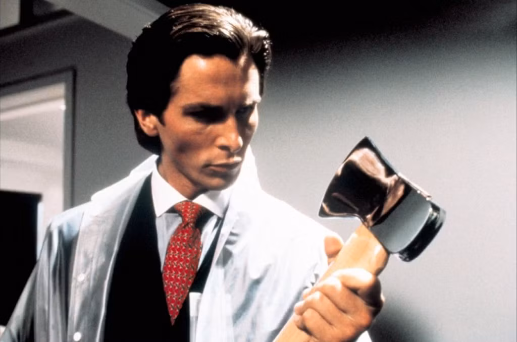 Patrick Bateman (Christian Bale) trong American Psycho (2000): Nhân vật chính của bộ phim được chuyển thể từ văn học của nữ đạo diễn Mary Harron là Patrick Bateman - gã đàn ông có ngoại hình sáng giá, gia sản giàu có, yêu nghệ thuật. Nhưng mặt khác, hắn còn là tên sát nhân hiểm ác, với những thủ đoạn ghê rợn, tàn khốc. Đây là hình mẫu ẩn dụ cho những cá nhân giả tạo, tạo ra lớp vỏ bọc hào nhoáng nhằm che đậy sự bệnh hoạn trong con người mình giữa xã hội hiện đại. Ảnh: Lionsgate.