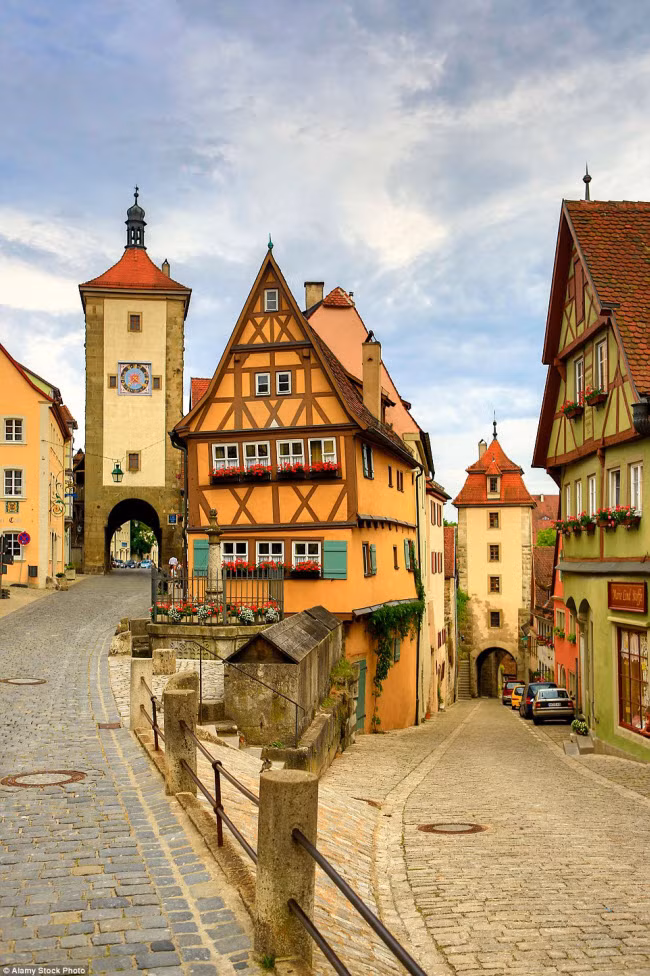 Được xây dựng vào năm 1274, Rothenburg là một thị trấn Đức đặc trưng với những ngôi nhà cổ và đường phố lát đá cuội.