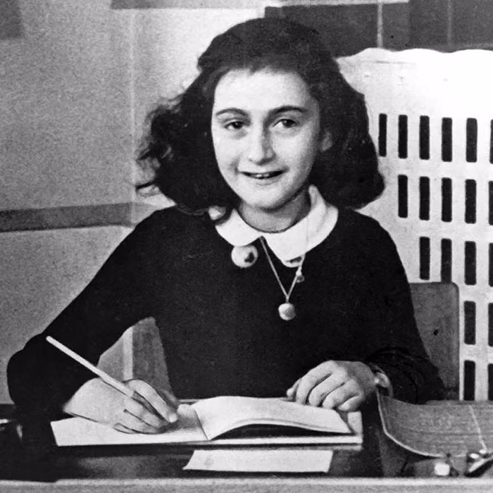 Anne Frank, cô bé người Đức gốc Do Thái, nổi tiếng với cuốn hồi kí thời kỳ Thế chiến thứ II, khi quân Đức Quốc xã đang lùng bắt và giết chết những người Do Thái.