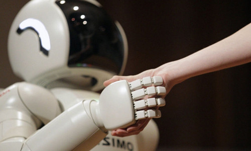 Robot giup tre hoc tap noi dien nhao vao tan cong nguoi