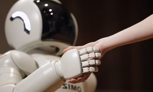 Robot giup tre hoc tap noi dien nhao vao tan cong nguoi