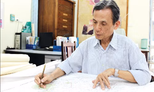 Với cây bút chì thân quen, GS.TSKH Lê Đức An đã vẽ nên hình đất nước.