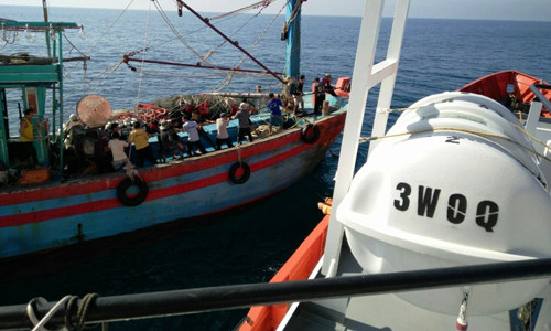 Cuu 18 thuyen vien tau ca chet may tren bien