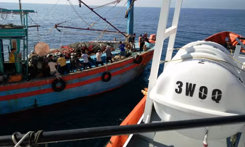 Cuu 18 thuyen vien tau ca chet may tren bien