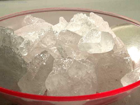 Phèn chua. Dùng nước nóng để làm tan phèn chua, sau đó lấy giẻ lau nhúng nước phèn chua để lau sàn. Khi sàn khô, phèn chua trắng kết tinh sẽ thâm nhập vào các kẽ nứt của sàn nhà. Cách này có thể tránh được gián và kiến.