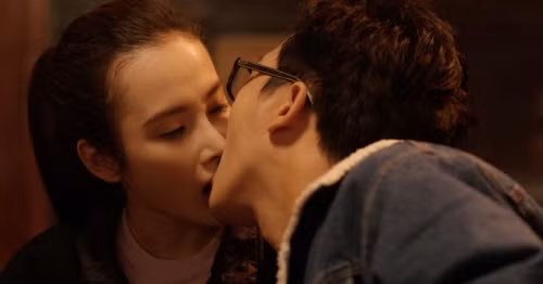 Nụ hôn cuồng nhiệt của Angela Phương Trinh và Trường Giang trong 'Taxi, em tên gì?'