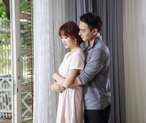 Đóng cặp với Hari Won trong MV mới là Hay Quân – chàng người mẫu điển trai, cao 1m85 và có gương mặt hao hao Hàn Quốc. Tuy là lần đầu tiên kết hợp với nhau, thậm chí, thời gian đầu hai nhân vật chính có đôi chút e dè vì chưa hiểu được tính tình và cách làm việc của nhau, nhưng càng về sau, cả hai càng phối hợp ăn ý. Những cảnh tình tứ, ôm hôn của Hari và Jay Quân cũng vì thế mà trở nên ngọt ngào và tự nhiên hơn.