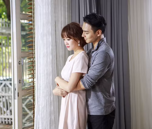 Đóng cặp với Hari Won trong MV mới là Hay Quân – chàng người mẫu điển trai, cao 1m85 và có gương mặt hao hao Hàn Quốc. Tuy là lần đầu tiên kết hợp với nhau, thậm chí, thời gian đầu hai nhân vật chính có đôi chút e dè vì chưa hiểu được tính tình và cách làm việc của nhau, nhưng càng về sau, cả hai càng phối hợp ăn ý. Những cảnh tình tứ, ôm hôn của Hari và Jay Quân cũng vì thế mà trở nên ngọt ngào và tự nhiên hơn.