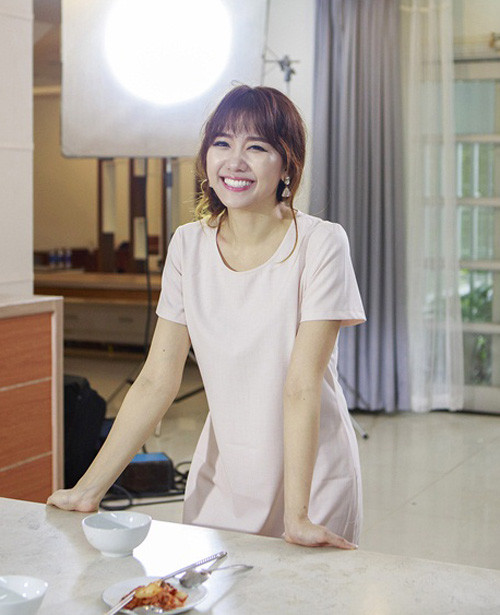 Chưa đầy 2 tuần nữa, đám cưới của Trấn Thành và Hari Won sẽ chính thức diễn ra nhưng nữ ca sĩ gốc Hàn vẫn miệt mài chạy show và cho ra hàng loạt sản phẩm mới dành tặng fan. Mới đây, giọng ca Anh cứ đi đi cũng vừa giới thiệu hình ảnh nằm trong MV Làm sao để yêu, do nhạc sĩ Nguyễn Hồng Thuận sáng tác. Đại diện của nữ ca sĩ cho biết, đây cũng là sản phẩm tri ân khán giả, những người đã luôn ủng hộ, bên cạnh cô trong suốt thời gian sóng gió vừa qua.