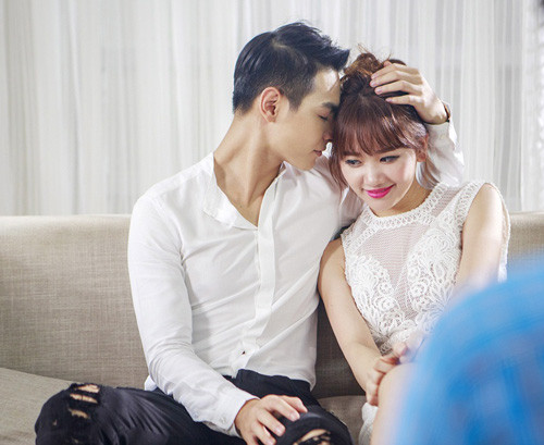 Các cảnh ôm ấp, tình tứ của cả hai cũng dần trở nên ngọt ngào, lãng mạn.