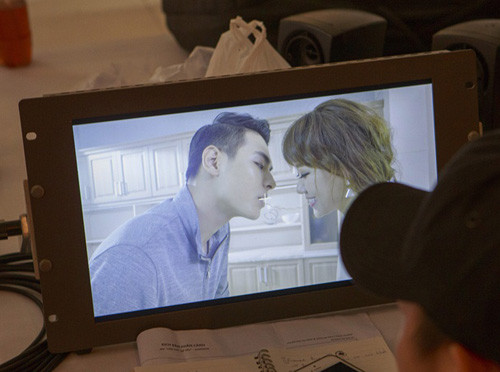 Nhưng càng về sau, Hari Won dần lộ vẻ thẹn thùng khi được trai đẹp chủ động hôn.