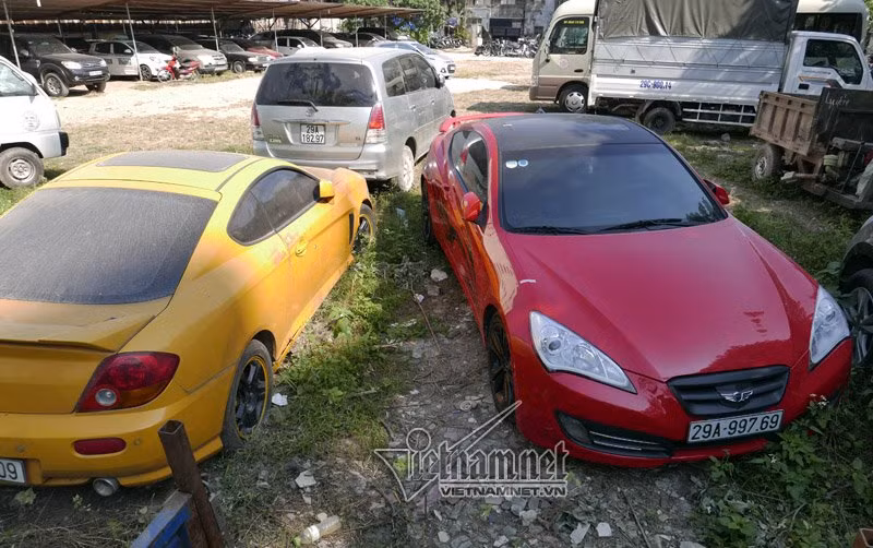 2 xe thể thao 2 cửa tiền tỷ bị tạm giữ tại bãi xe 360 Giải Phóng.